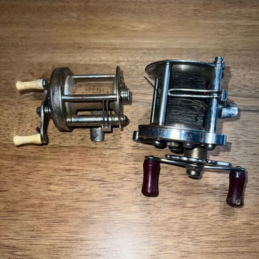 2 Vtg fishing reels Bronson‎ Lashless 1700 Pflueger Rocket 1355 Casting Reel